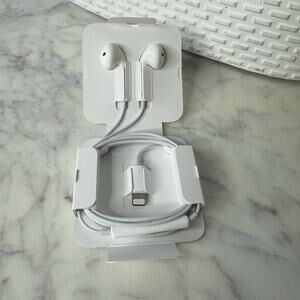 NEW Apple Iphone Earpods with Lightning Cable